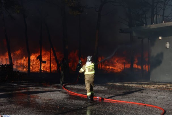 Φωτιά στις Αχαρνές: Οριοθετημένη η πυρκαγιά που κατέκαψε επιχειρήσεις ξυλείας και υποδημάτων – Ολονύχτια
