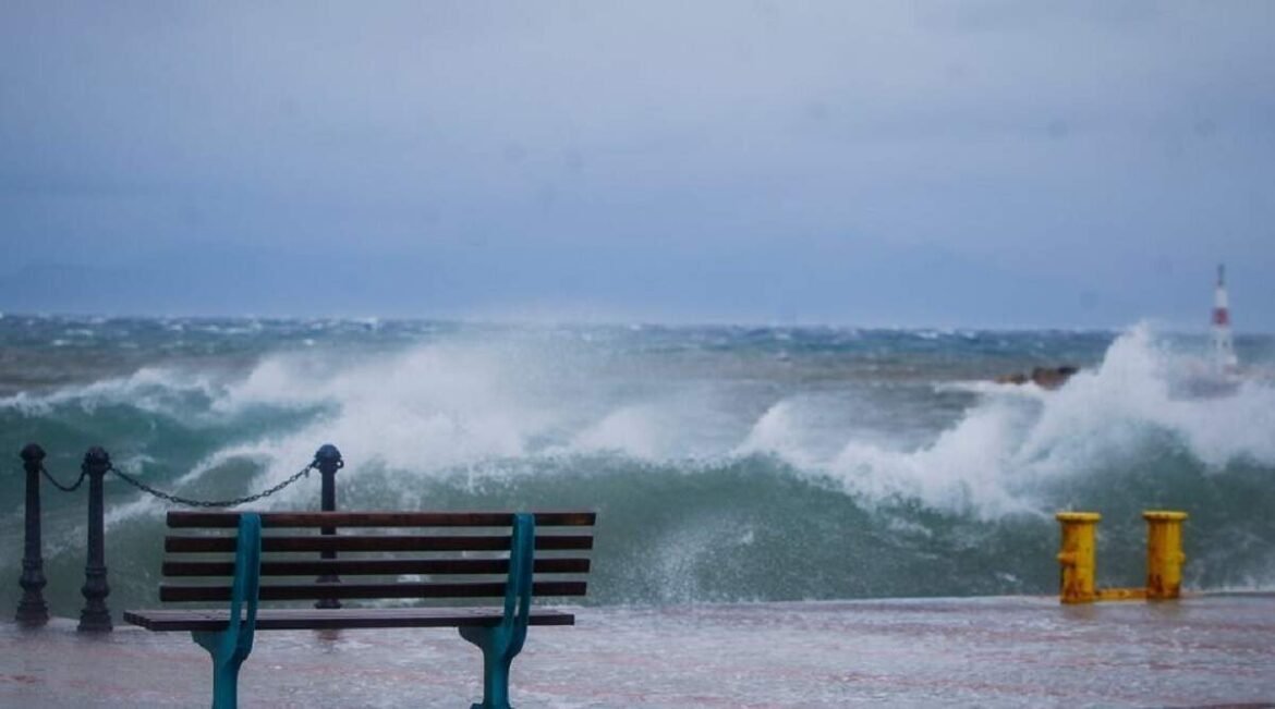 Καιρός: Επιμένουν οι θυελλώδεις βοριάδες στο Αιγαίο – Πότε επιστρέφει η ζέστη