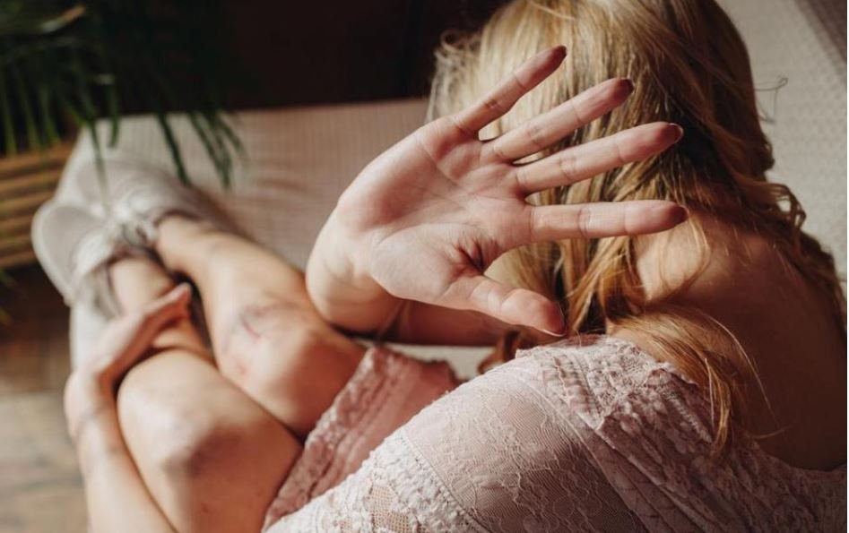 Κρήτη: 28χρονη κατήγγειλε ότι ο πατέρας της την χτύπησε με μπουνιές και κλωτσιές έπειτα από καβγά