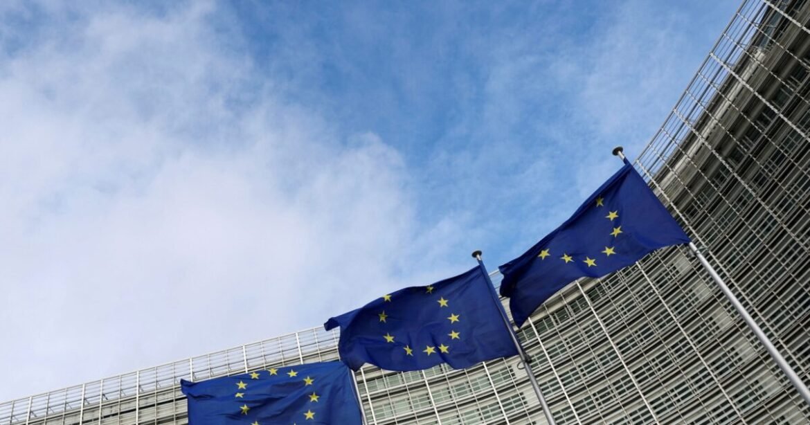 Καμπανάκι της Κομισιόν προς την Αθήνα για χαμηλότερη ανάπτυξη και είσπραξη εσόδων φέτος και το 2026