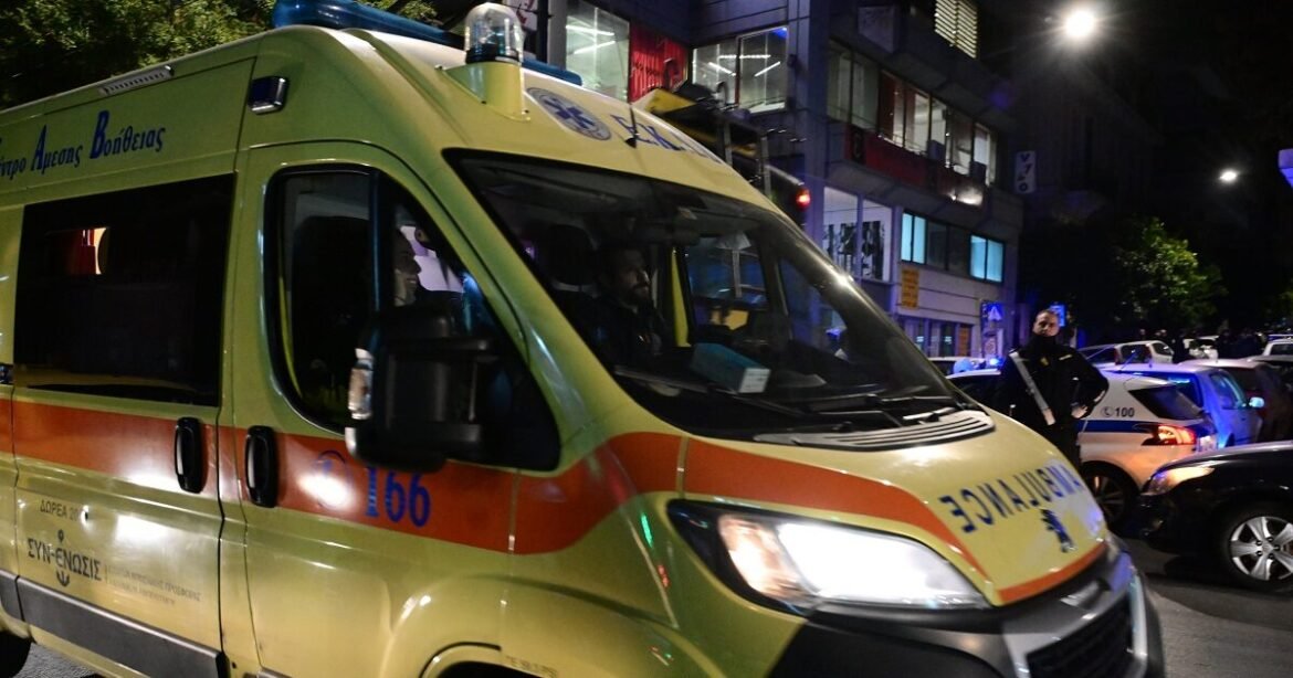 Τροχαίο στον Πειραιά: Δύο άνθρωποι απεγκλωβίστηκαν χωρίς τις αισθήσεις τους