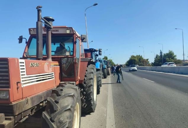 Στους δρόμους οι αγρότες – Απέκλεισαν την εθνική οδό Θεσσαλονίκης – Νέων Μουδανιών
