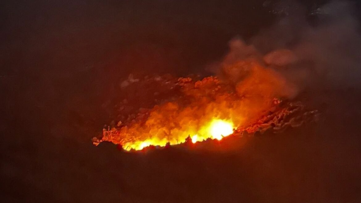 Φωτιά στην Πάρνηθα κοντά στο καταφύγιο Μπάφι – Ισχυρές δυνάμεις στο σημείο