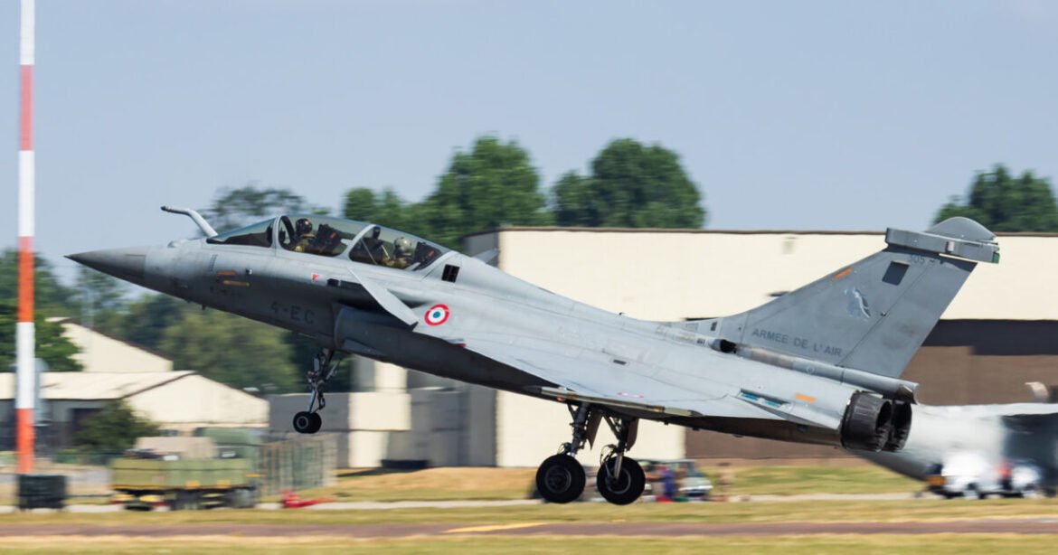Γαλλία: «Στον αέρα» τα έσοδα των αμυντικών εταιρειών Thales και Dassault λόγω της πολιτικής αναταραχής
