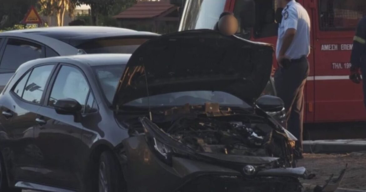 Κυκλοφοριακό κομφούζιο στην Ποσειδώνος από σύγκρουση δυο οχημάτων – Κλειστή η αριστερή λωρίδα