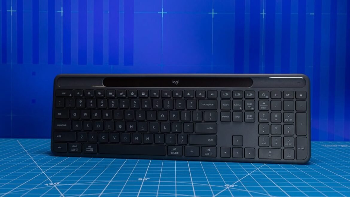 Το πληκτρολόγιο Signature Slim Solar+ K980 της Logitech λειτουργεί με φως, χωρίς καλώδια ή μπαταρίες