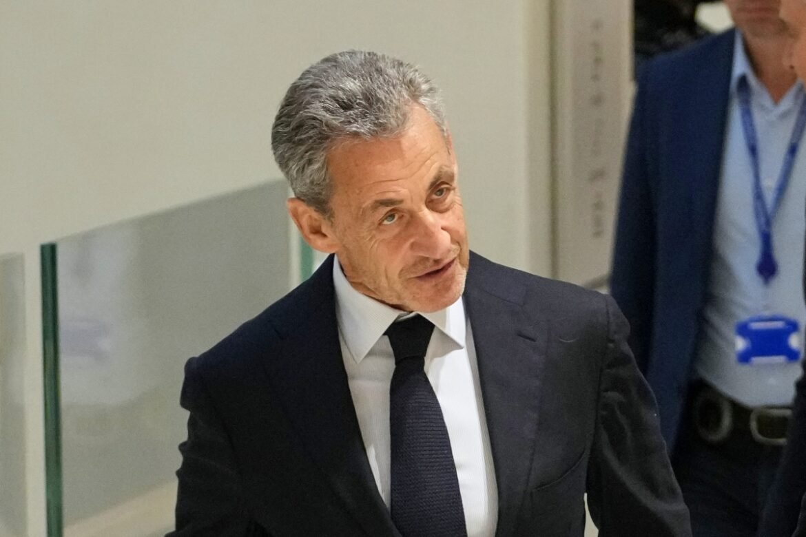 Ένοχος ο Νικολά Σαρκοζί για τις μίζες από τον Καντάφι – Με βαλίτσες έφταναν τα χρήματα στο Παρίσι