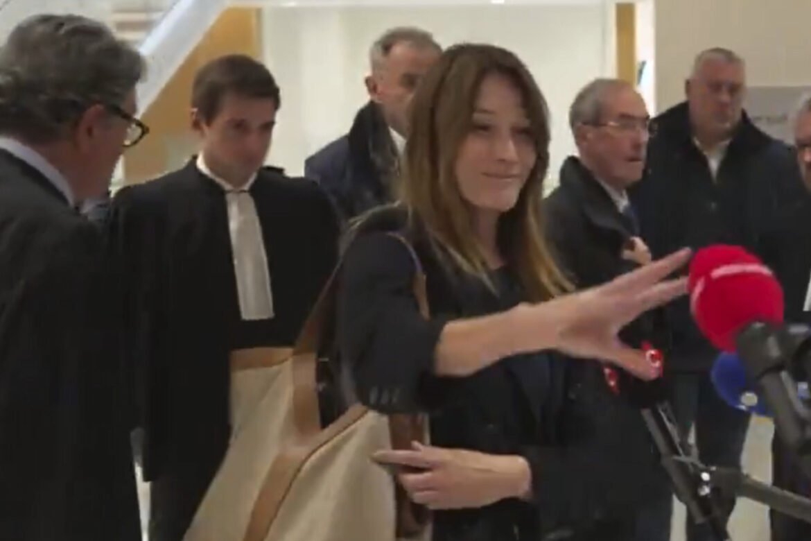 Η ενόχληση της Κάρλα Μπρούνι μετά την καταδίκη Σαρκοζί – Κατεβάζει επιδεικτικά μικρόφωνο δημοσιογράφου (Βίντεο)