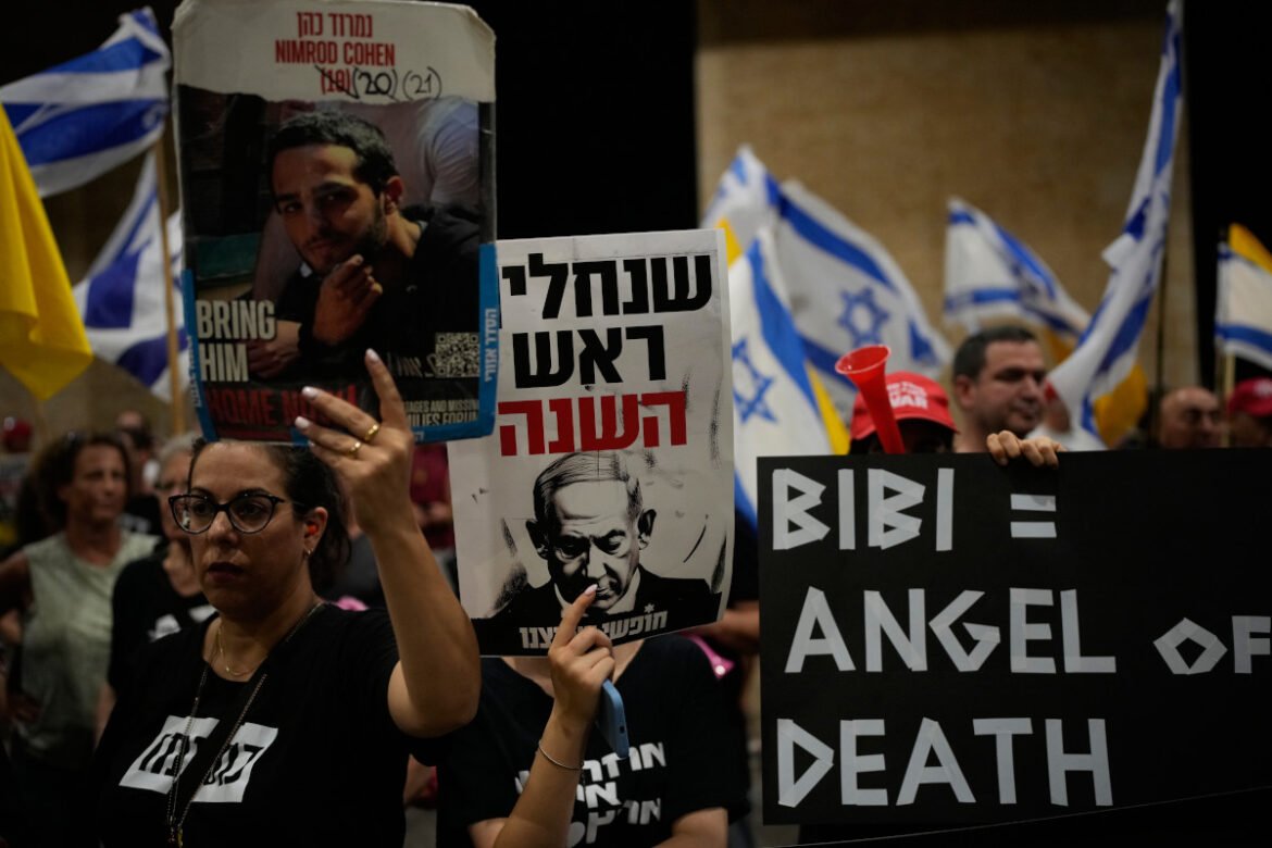 Ισραηλινοί διαδηλωτές χαρακτήρισαν τον Νετανιάχου «Μένγκελε» – Πριν το ταξίδι του για τις ΗΠΑ (Εικόνες, βίντεο)