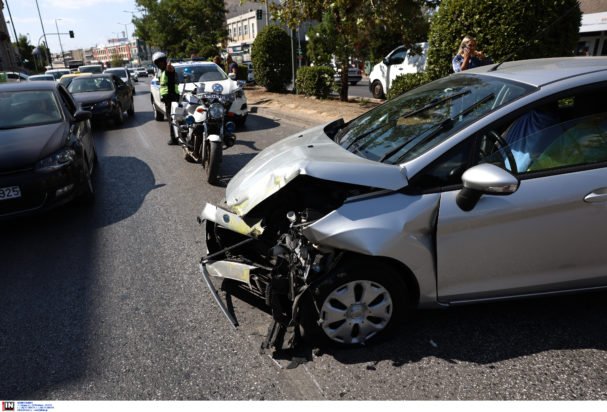 Σύγκρουση αυτοκινήτου με αστικό λεωφορείο στη λεωφόρο Μεσογείων – ΦΩΤΟ