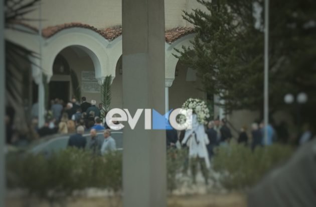 Εύβοια: Ράγισαν καρδιές στην κηδεία του 20χρονου ναυτικού που εγκλωβίστηκε σε πόρτα πλοίου