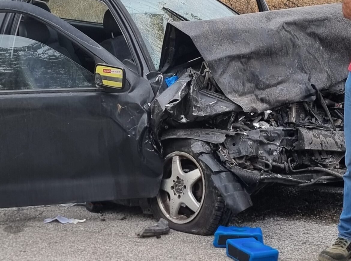 Σφοδρό τροχαίο στο Κολχικό Θεσσαλονίκης – Τέσσερις τραυματίες έπειτα από μετωπική σύγκρουση δύο οχημάτων –