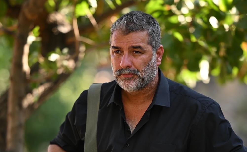 Παρουσιάστηκε στην Τροχαία ο Βασίλης Μπισμπίκης – Τον αναζητούσαν οι Αρχές για φθορές σε οχήματα στη Φιλοθέη