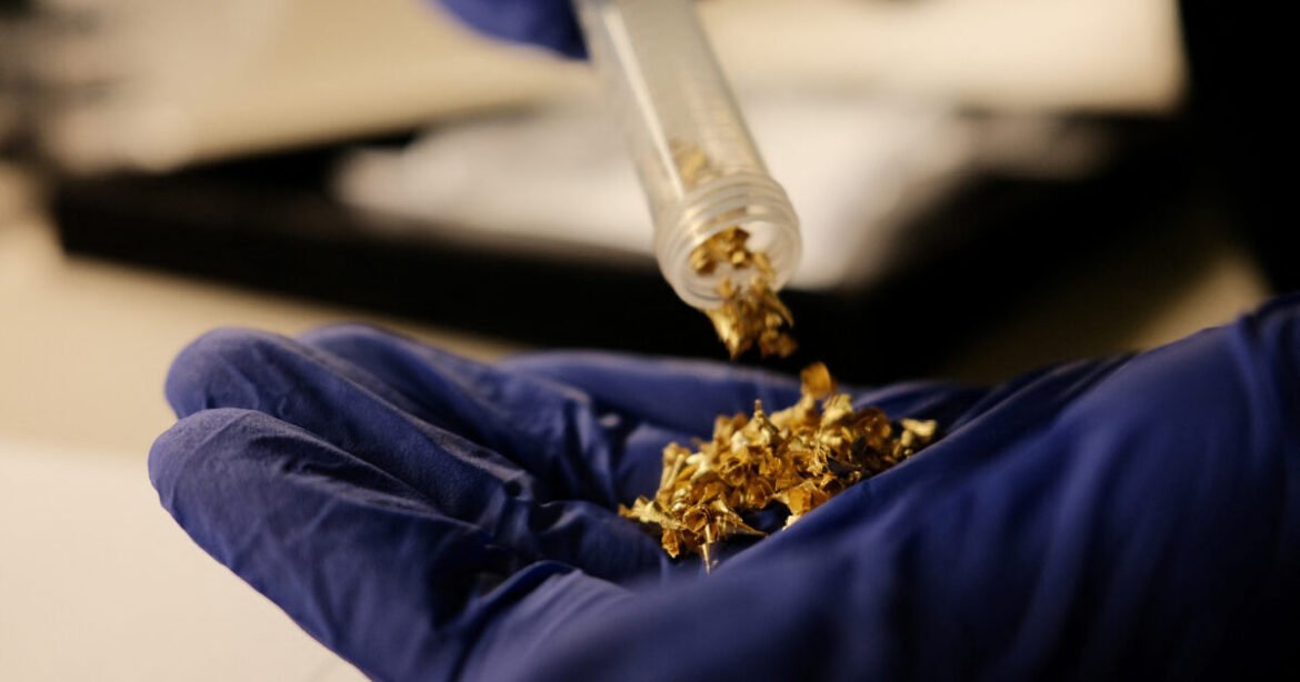 Σε ιστορικά υψηλά ο χρυσός ξεπερνώντας τα 3.800 δολάρια – Τα αποθέματα των ΗΠΑ αγγίζουν το 1 τρισ. δολάρια
