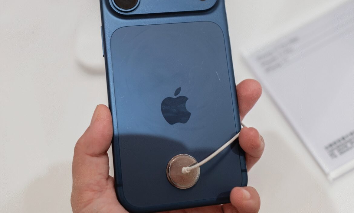 Το νέο σας iPhone 17 έχει γρατσουνιές; Η Apple προτείνει να το τρίψετε