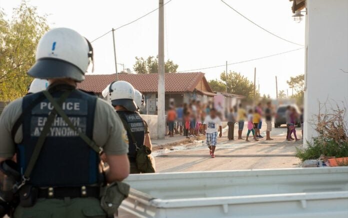 «Θα πάμε στο Σύνταγμα με λεωφορεία»: Κινητοποιήσεις των Ρομά για τους αστυνομικούς σε καταυλισμούς – Τι λέει