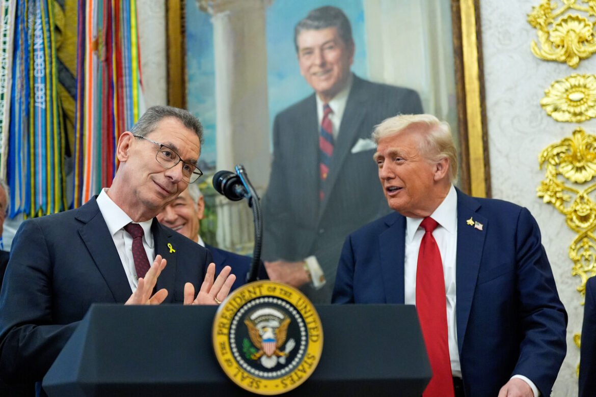 Κόλπο γκρόσο Τραμπ: Πώς έπεισε την Pfizer να ρίξει τις τιμές των φαρμάκων