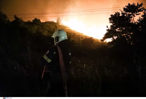 Ασπρόπυργος: «Μας σημάδευαν με όπλο, τι περιμένουν να μας σκοτώσουν;» – Τι καταγγέλλουν πυροσβέστες στο