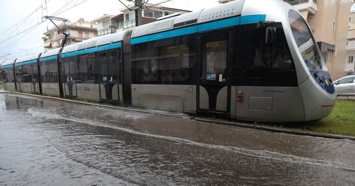 Πλημμύρισαν οι ράγες του τραμ στη Γραμμή 7 από την καταιγίδα – Εκτός λειτουργίας 4 στάσεις σε Άλιμο και Ελληνικό