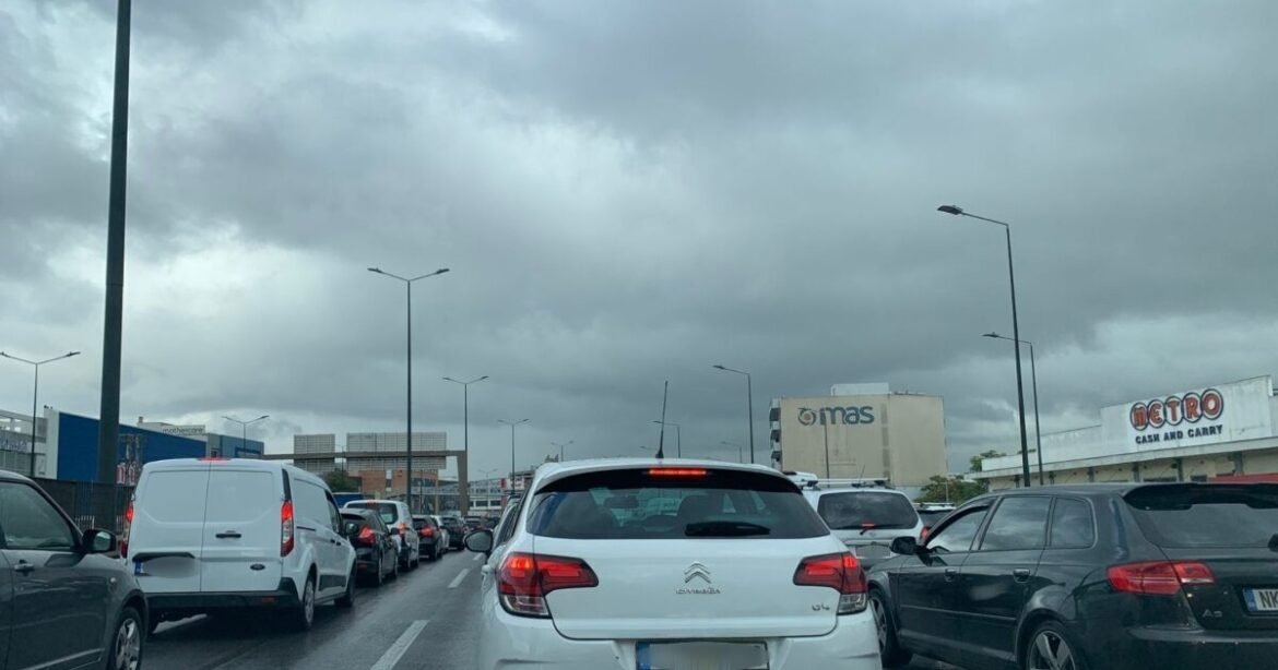 Κίνηση: «Έμφραγμα» σε κεντρικούς δρόμους – Μποτιλιάρισμα και μεγάλες καθυστερήσεις λόγω βροχής