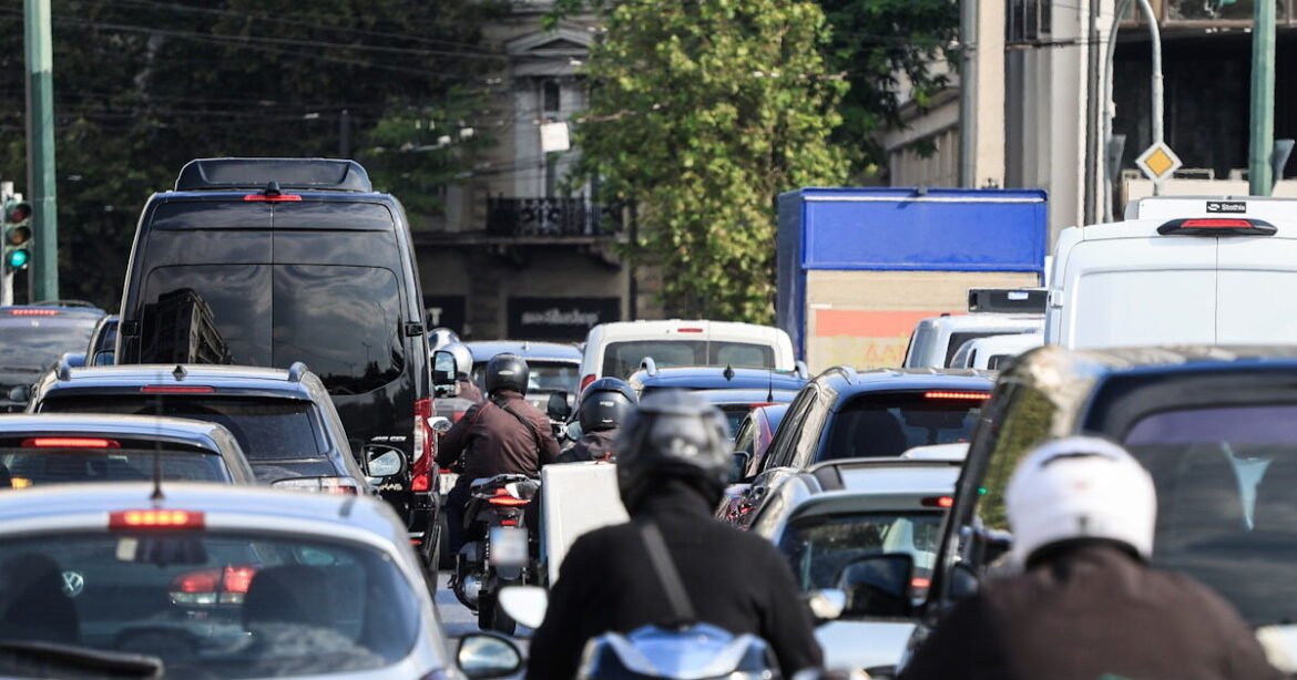 Κίνηση στους δρόμους: Κυκλοφοριακό κομφούζιο σε Κηφισό, Κηφισίας, παραλιακή και κέντρο – Καθυστερήσεις και στην Αττική οδό