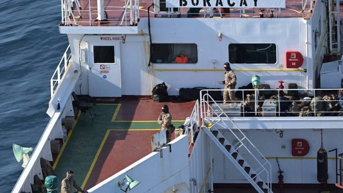 To Spectator τρολάρει τη «ρωσοϋστερία»: Η επιδρομή στο τάνκερ του «σκιώδους στόλου» της Ρωσίας ήταν… γαλλικό θέατρο