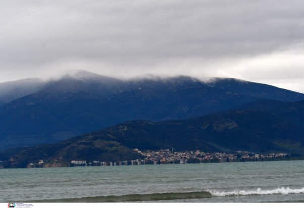 Καιρός: Διπρόσωπος στο κλείσιμο της εβδομάδας με ηλιοφάνεια αλλά και τοπικές βροχές – Έρχεται νέο κύμα