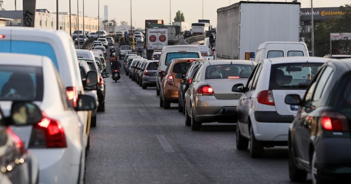Κίνηση στους δρόμους: Στο «κόκκινο» ο Κηφισός – Καθυστερήσεις και στην Αττική Οδό
