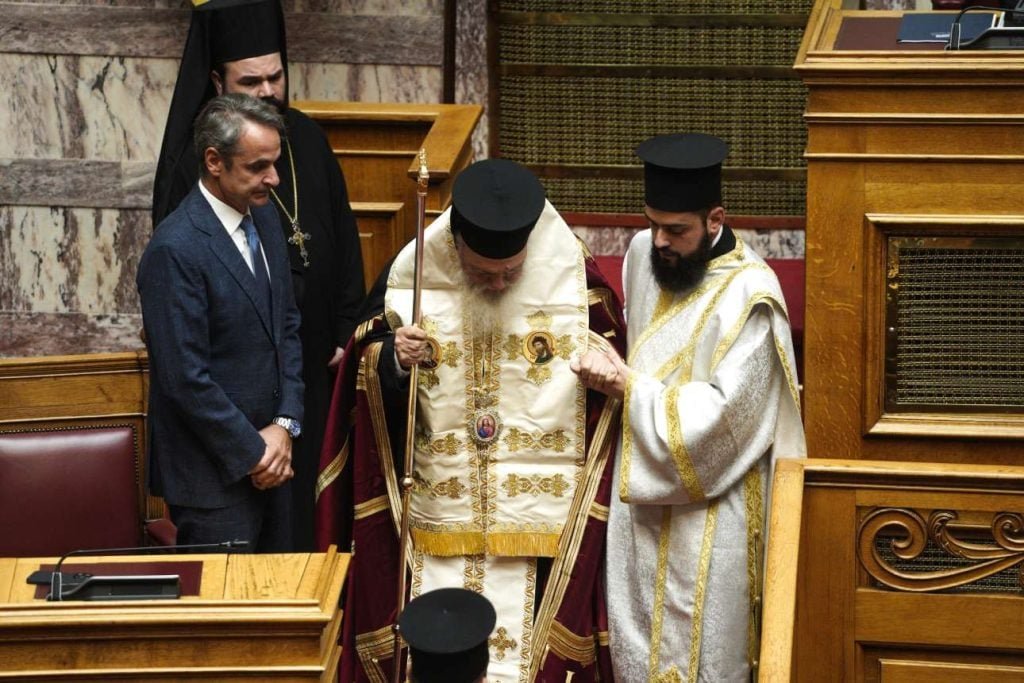 Το μήνυμα του Ιερώνυμου στον αγιασμό της Βουλής: Ο λαός πράγματι δοκιμάζεται