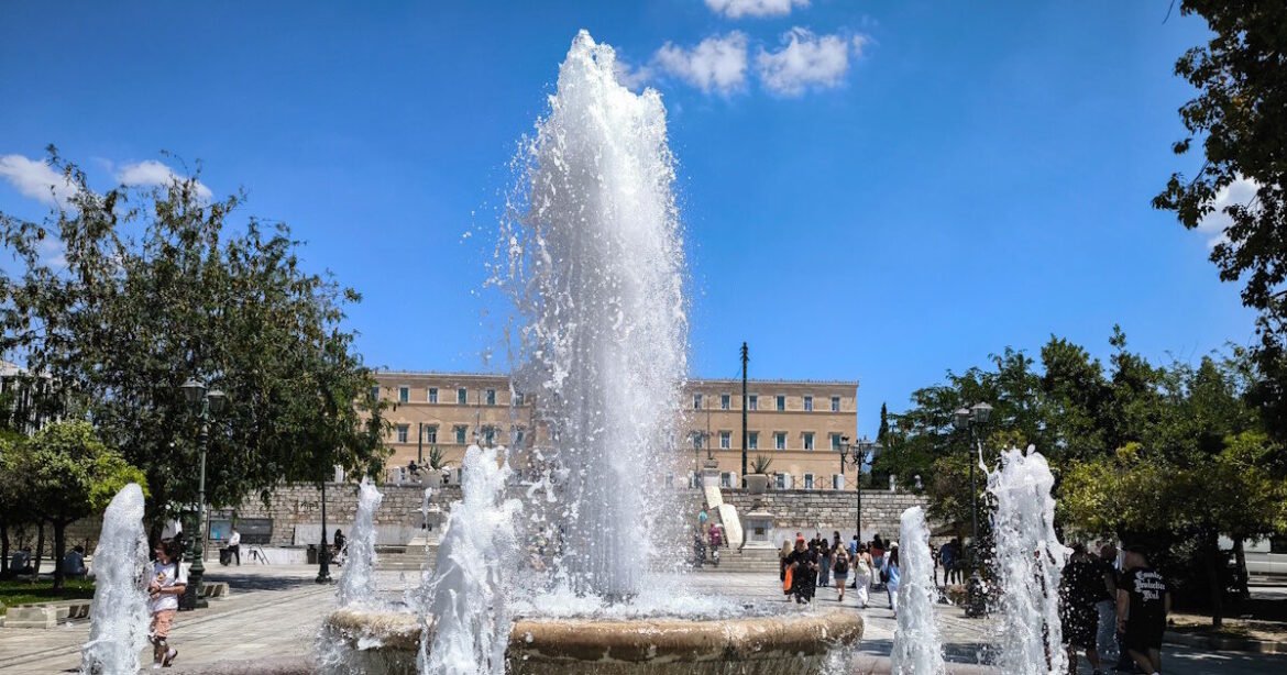 Bloomberg: Στο χαμηλότερο επίπεδο το δημόσιο χρέος της Ελλάδας – Ραγδαία ανάπτυξη το 2025