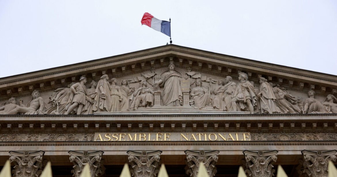 Πολιτική κρίση στη Γαλλία: Μπροστά στην «κρησάρα» νέων αξιολογήσεων το δημόσιο χρέος της χώρας – Έρχεται πέλεκυς από Μοοdy’s και S&P