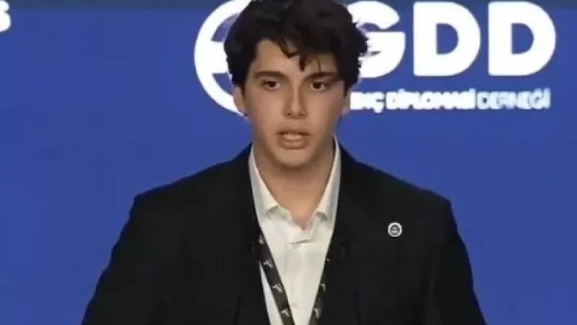 Στο προσκήνιο ο 18χρονος εγγονός του Ερντογάν – Ομιλία «έκπληξη» και ερωτήματα για το μέλλον (βίντεο)