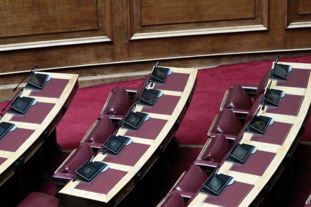 Βουλή: Σφοδρή αντιπαράθεση «με το καλημέρα» για το νέο Εργασιακό – Τι ισχύει για 13ωρο, fast-track προσλήψεις, υπερωρίες