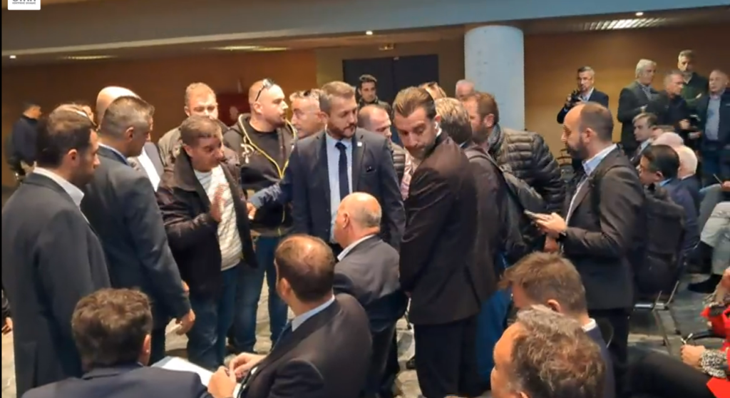 Ενταση στη Βοιωτία: Αγρότες περικύκλωσαν τον Κώστα Τσιάρα