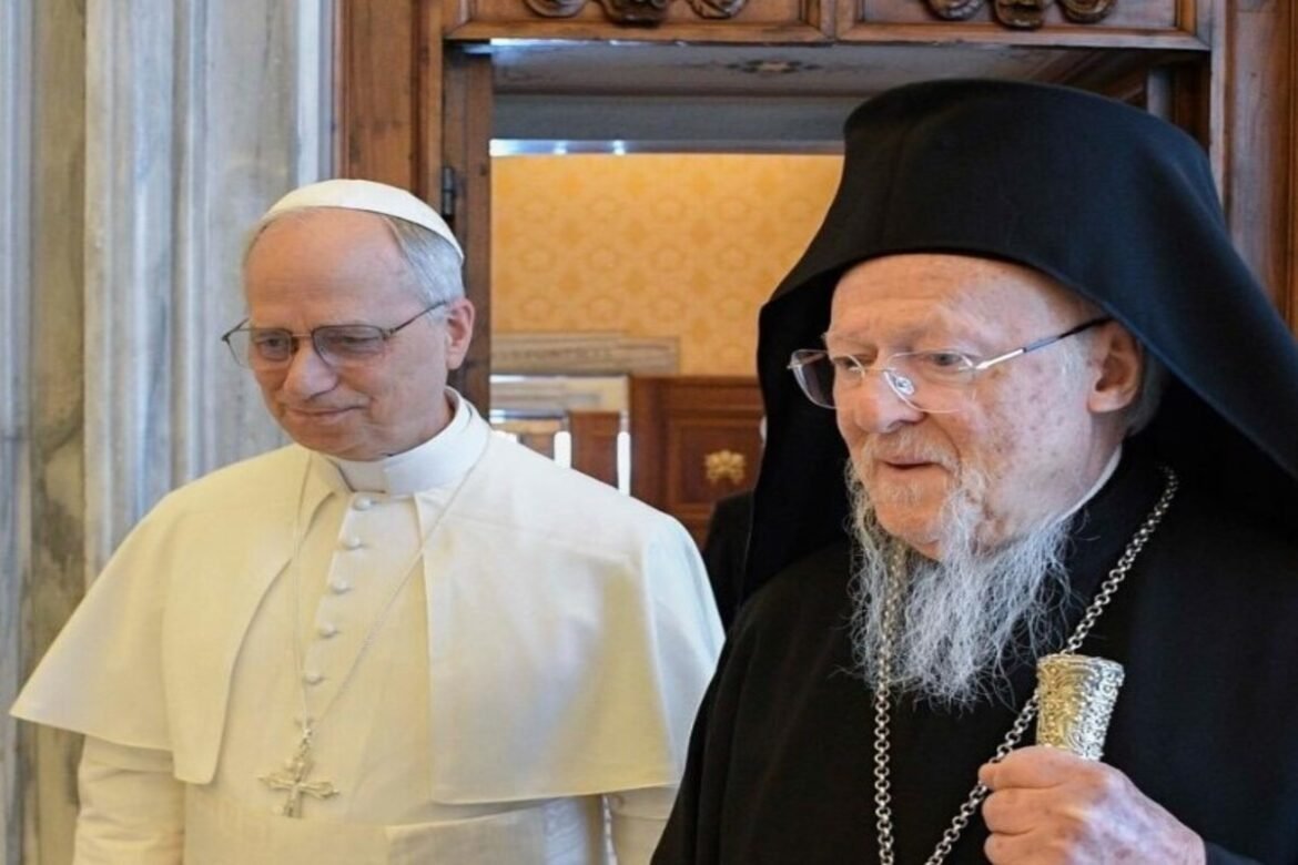 Ιστορική συνάντηση: Ο Πάπας Λέων με τον Πατριάρχη Βαρθολομαίο στην Τουρκία