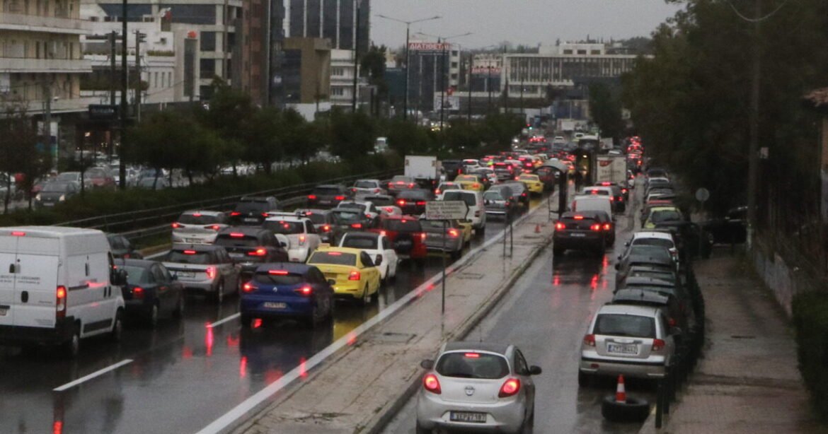 Η βροχή έχει μετατρέψει τους δρόμους της Αττικής σε απέραντο πάρκινγκ – Στο κόκκινο Αττική οδός, Κηφισίας, Κηφισός και Μεσογείων