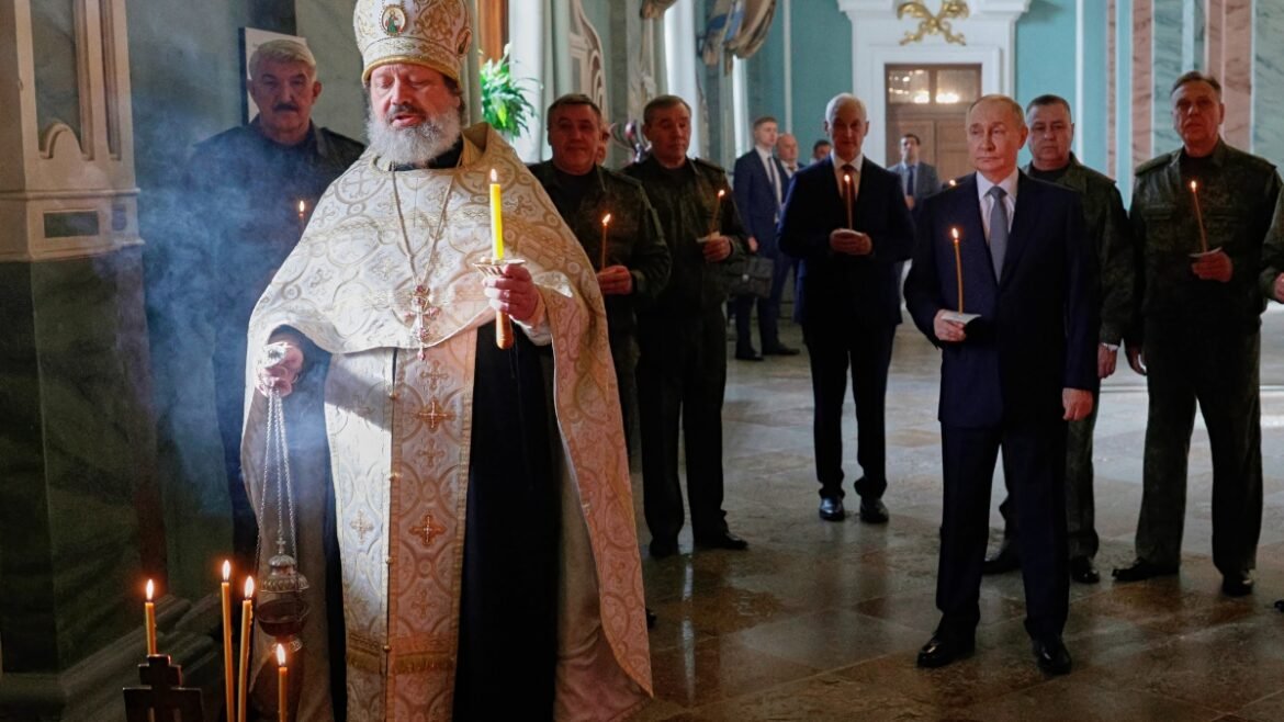 «Νομίζω ότι θα το βρείτε ευχάριστο»: Ο Πούτιν πήγε τους στρατηγούς του στους τάφους των Τσάρων