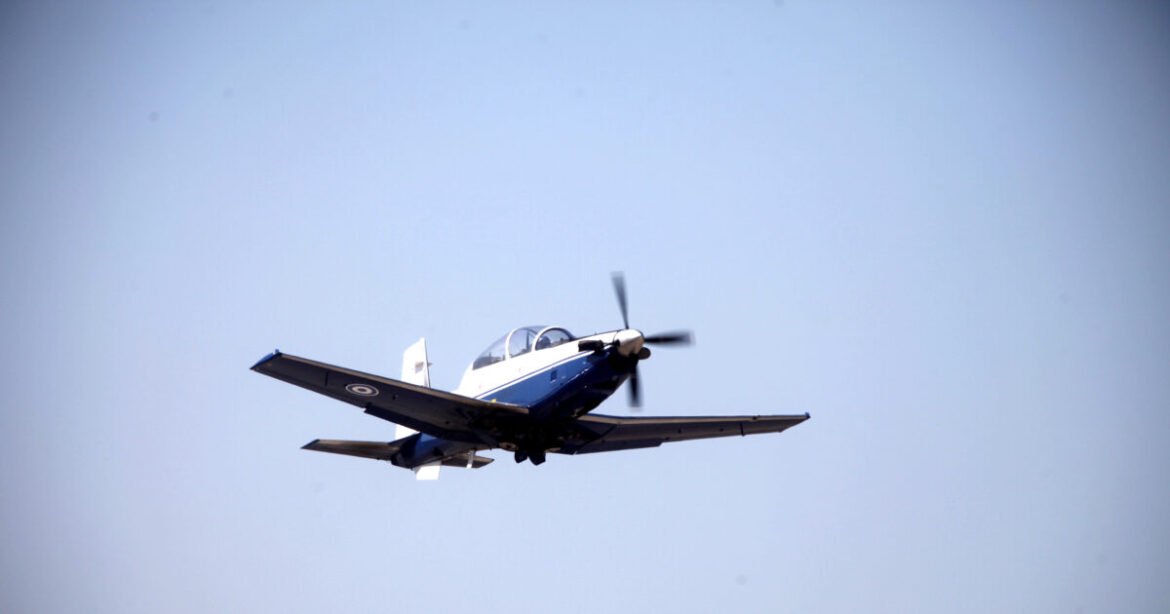 Εκπαιδευτικό αεροσκάφος έπεσε στο Τατόι – Τραυματίστηκαν 2 άτομα