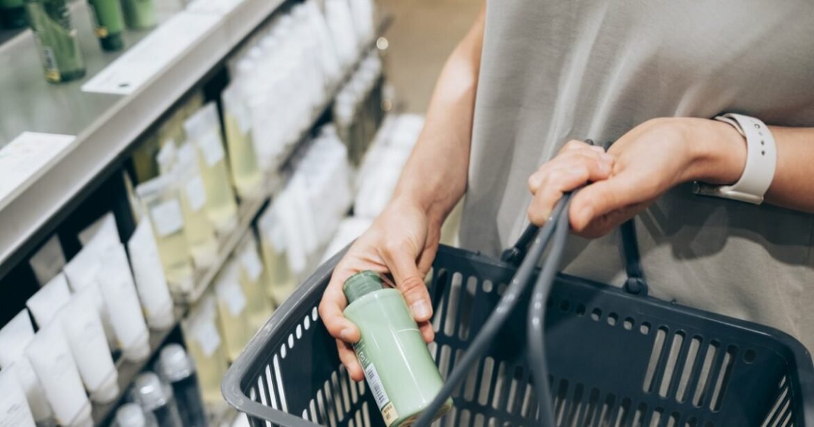 Νομοθετική ρύθμιση στα σούπερ μάρκετ: Δύο τιμές στα προϊόντα στα ράφια