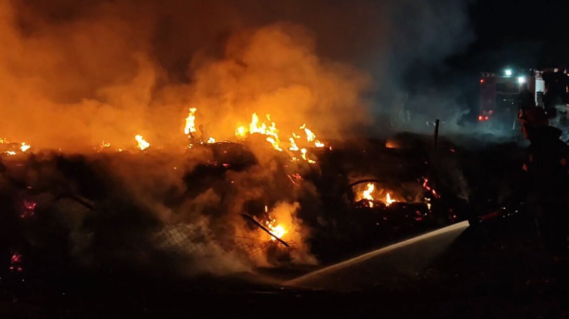 Ασπρόπυργος: Υπό έλεγχο η φωτιά σε υπαίθριο χώρο με λάστιχα και σκραπ – Ακούστηκαν εκρήξεις – ΒΙΝΤΕΟ