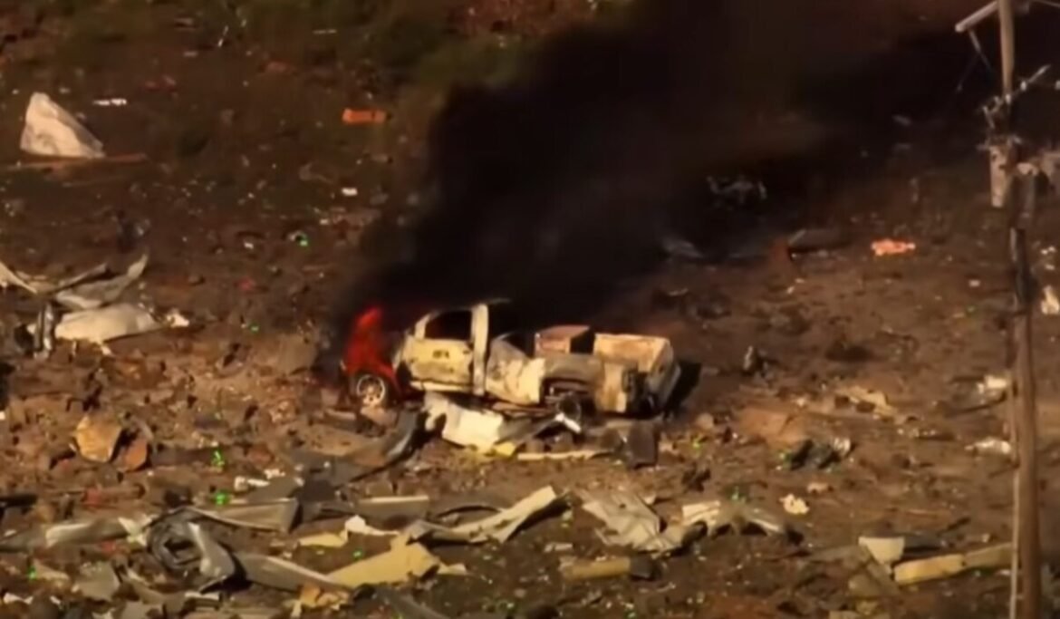 Τεράστιος κρατήρας στο εργοστάσιο πυρομαχικών στο Τενεσί μετά την έκρηξη – Δεκάδες νεκροί και αγνοούμενοι (Εικόνες, Βίντεο)