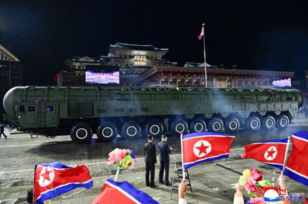 Ο Κιμ Γιονγκ Ουν δείχνει ξανά τη δύναμή του: Ο διηπειρωτικός πύραυλος που μπορεί να φτάσει «οπουδήποτε» στις ΗΠΑ (βίντεο, εικόνες)