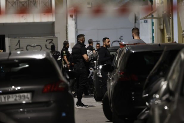 Έγκλημα στον Άγιο Παντελεήμονα: Ποιος είναι ο τρίτος άνδρας που αναζητούν οι αστυνομικοί – Η κατάθεση του