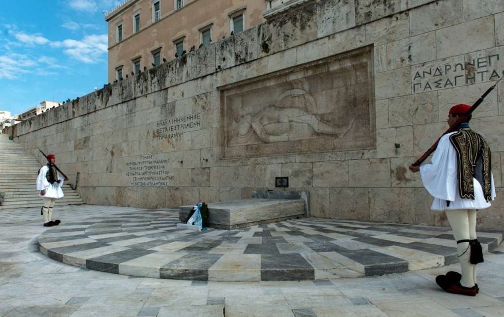 Κυβέρνηση: Τρία ερωτήματα και μια απάντηση για τον Αγνωστο Στρατιώτη