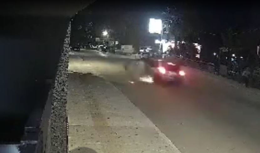 Ζάκυνθος: Βίντεο από την στιγμή που μεθυσμένος οδηγός αυτοκινήτου παρασύρει και εκσφενδονίζει διανομέα