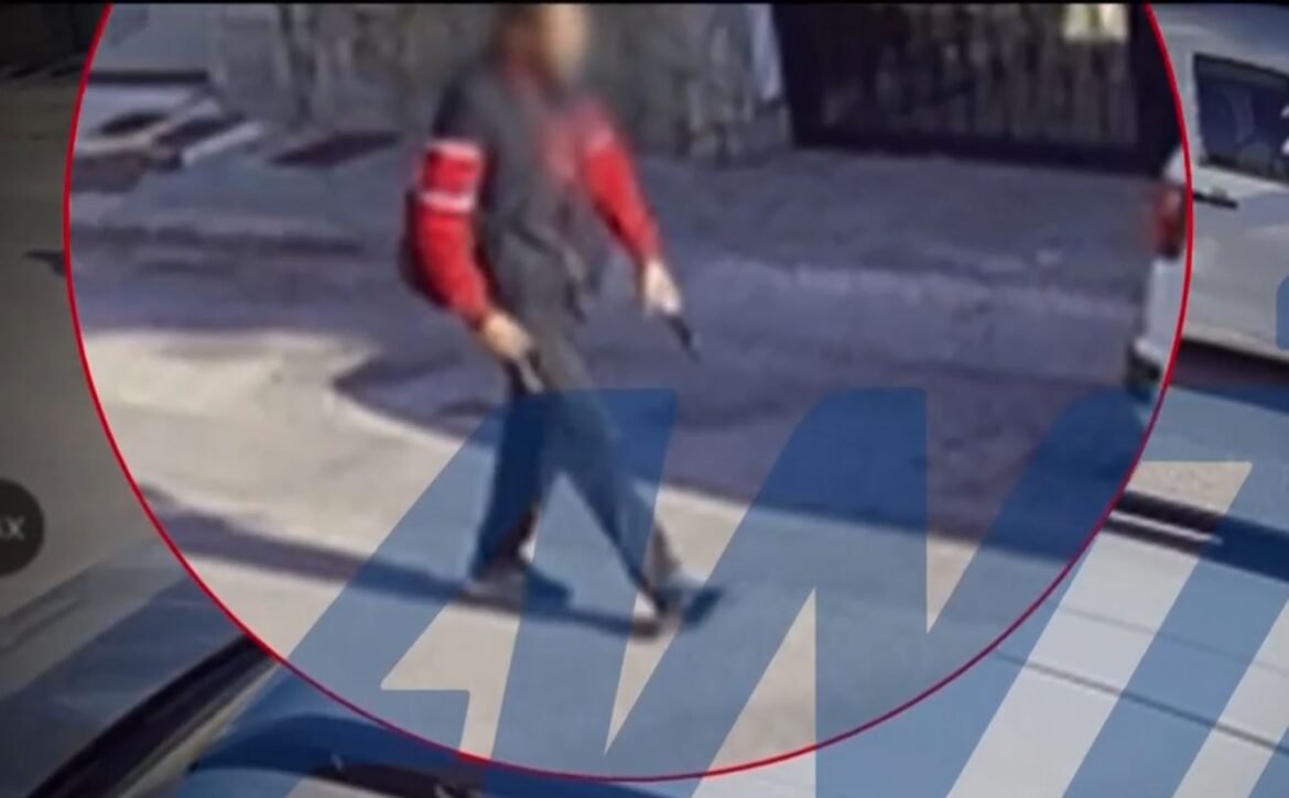 Άνδρας με τσεκούρι σκόρπισε τον τρόμο στα Βριλήσσια – Προκάλεσε ζημιές σε σπίτια και ένα αυτοκίνητο – ΒΙΝΤΕΟ