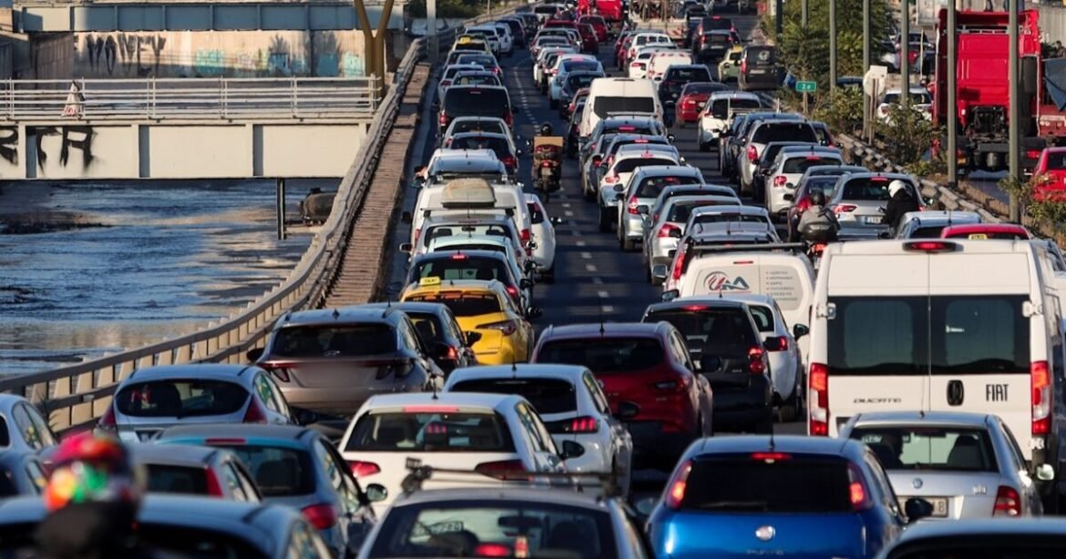 Κίνηση στους δρόμους: Στο «κόκκινο» το μποτιλιάρισμα σε Κηφισό, Αττική οδό, Κηφισίας, Μεσογείων και Συγγρού