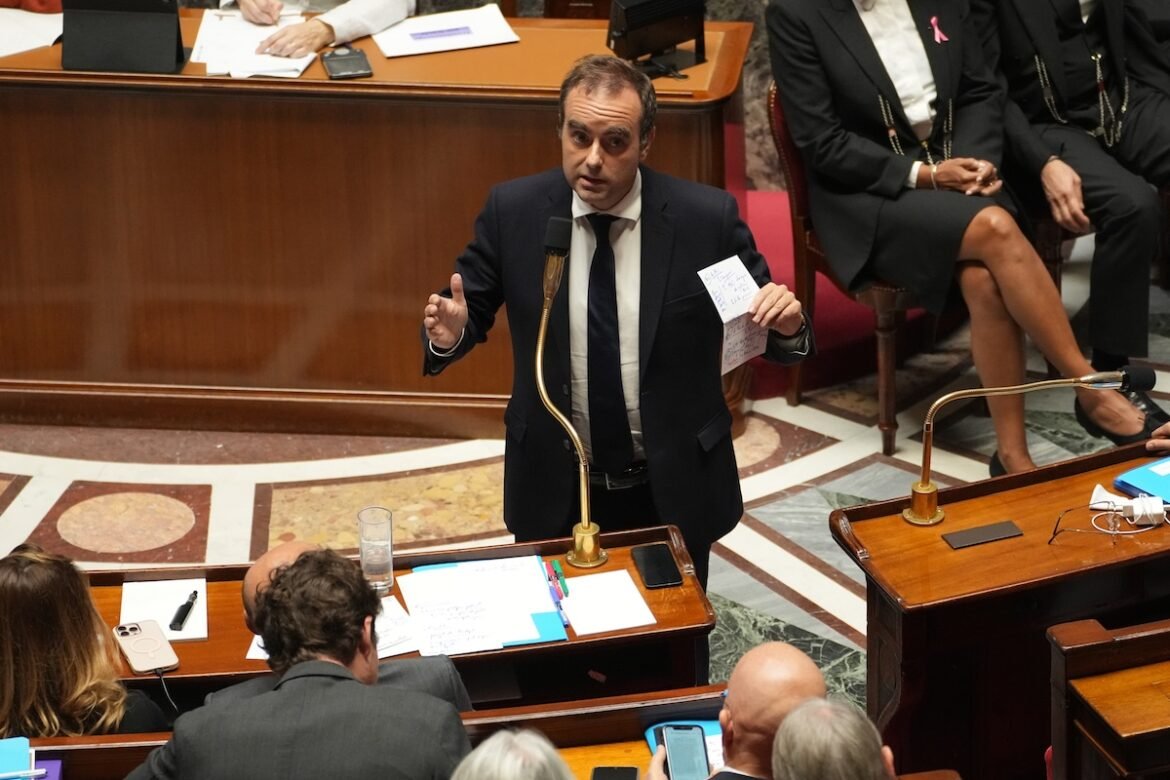 Γαλλία: Δεν ρίχνουν την κυβέρνηση Λεκορνί οι Σοσιαλιστές – «Ανάσα» για τον Μακρόν