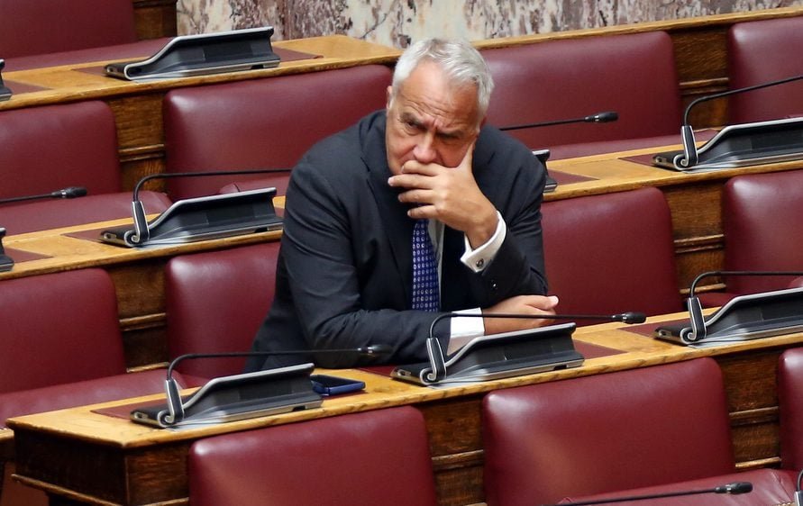 Με mail στους βουλευτές της ΝΔ, ο Βορίδης απαντά σε Βάρρα και αντιπολίτευση