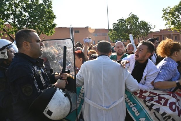 Ένταση έξω από το νοσοκομείο «Αττικόν» κατά την επίσκεψη Μητσοτάκη και Γεωργιάδη